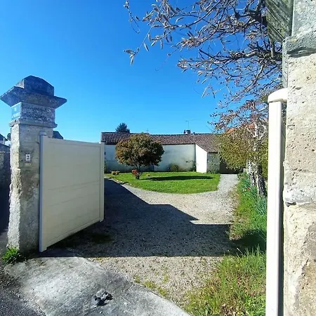 Beau Logis Charentais Du Xixe Et Sa Piscine Villa *
